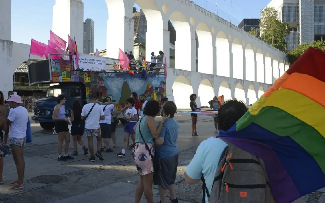 comunidade LGBTQIA+, indivíduos LGBTQIA+, população LGBTQIA+