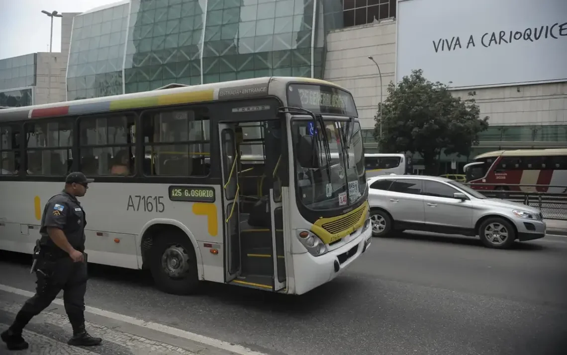 norma, aprovada, Câmara, capital, inconstitucional, interferir, gestão, competência, chefe, Executivo, prejuízo, entendimento, fixado, Supremo, Tribunal Federal, tema, repercussão, geral, usurpa, competência, lei, despesas, concessionárias, implantação, curso, motoristas, cobradores, fiscais, transporte público